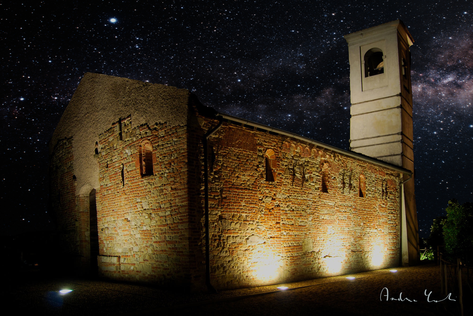 Chiesa di San Marcello di Montalino illuminata in rosa per l'iniziativa Oltrepò in Giro